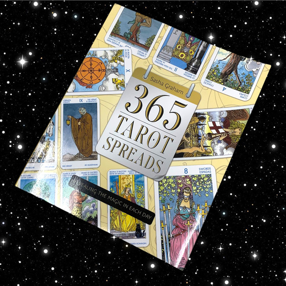 365 Tarot Spreads: Revealing the Magic Each Day Softcover Book Sasha Graham 2014 - Picture 1 of 4
